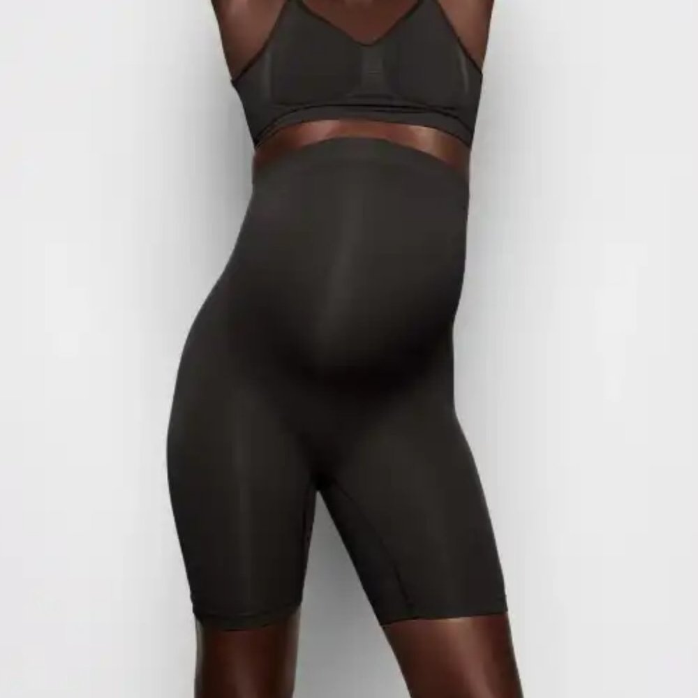 SKIMS | Maternity Sculpting Shorts Mid Thigh
